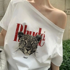 Beyaz Kadın Düşük Omuz Kayık Yaka Panter Baskılı