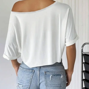 Beyaz Kadın Düşük Omuz Kayık Yaka Paris Baskılı