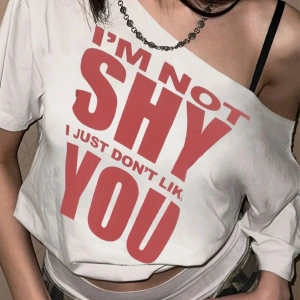 Beyaz Kadın Düşük Omuz Kayık Yaka Shy You Baskılı