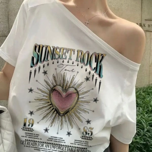 Beyaz Kadın Düşük Omuz Kayık Yaka Sunset Rock Baskılı