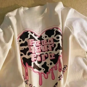 Beyaz Karikatür Baskı Yaz Sevimli Kalp şeklinde Desen Harajuku