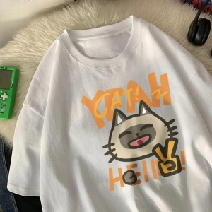 Beyaz Merhaba küçük kedi deyin an karikatür baskı üstleri o-boyun yumuşak kısa kol