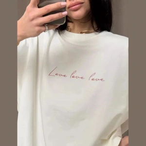 Beyaz Şık Kalp Mektup Baskılı Gevşek O-Boyun Yarım Kollu Tee Yaz