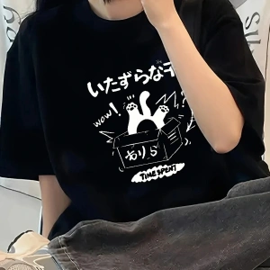 Beyaz Yavru Kedi Balık Tutuyor Karikatür Baskı Gevşek O-Boyun Yumuşak Kısa Ko