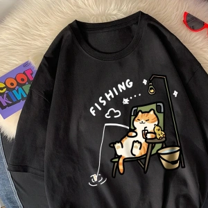 Beyaz Yavru Kedi Balık Tutuyor Karikatür Baskı Gevşek O-Boyun Yumuşak Kısa Ko