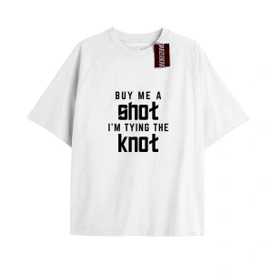 BUY ME A SHOT IM TYING THE KNOT Unisex Oversize Yazılı Tshirt BEYAZ