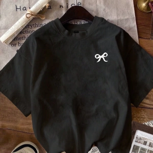 Büyük Beden Fiyonk Logo Baskılı Rahat Minimalist Desen Yuvarlak Yaka Kısa Kollu Tişö
