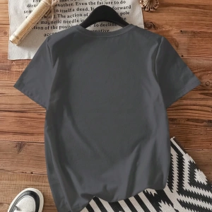 Büyük Beden Fiyonk Logo Baskılı Rahat Minimalist Desen Yuvarlak Yaka Kısa Kollu Tişö