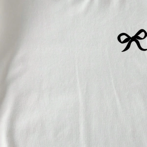 Büyük Beden Fiyonk Logo Baskılı Rahat Minimalist Desen Yuvarlak Yaka Kısa Kollu Tişö