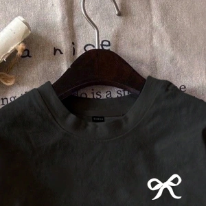 Büyük Beden Fiyonk Logo Baskılı Rahat Minimalist Desen Yuvarlak Yaka Kısa Kollu Tişö