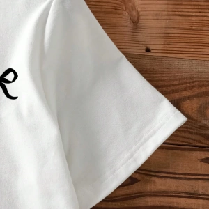 Büyük Beden Fiyonk Logo Baskılı Rahat Minimalist Desen Yuvarlak Yaka Kısa Kollu Tişö