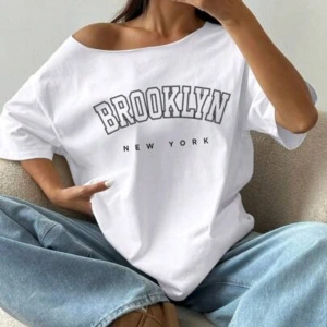 Büyük Beden Kayık Yaka Brooklyn Baskılı Oversize %100 Pamuk