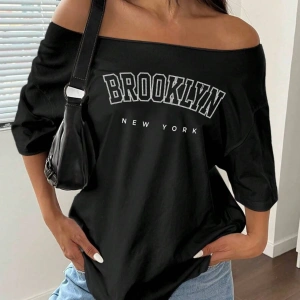 Büyük Beden Kayık Yaka Brooklyn Baskılı Oversize %100 Pamuk