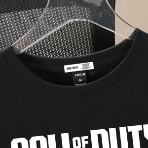 CALL OF DUTY X SHEIN Erkek Günlük Şekil ve Harf Grafik Kısa Kollu Tişört Yaz İçin