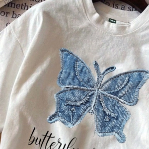 Casual Blue Aplike Kelebek Desenli Beyaz Yuvarlak Yaka Kısa Kollu Fitted Kadın Tişör