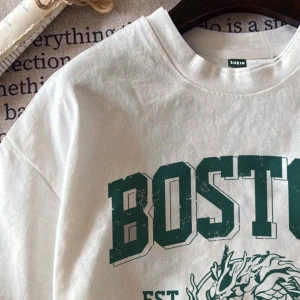 Casual Boston Baskılı Fitted Beyaz Yuvarlak Yaka Kısa Kollu Pamuklu Tişört Yaz İçin