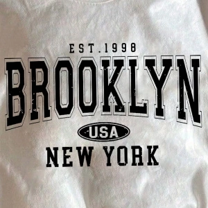 Casual Brooklyn Baskılı Yuvarlak Yaka Kısa Kollu Fitted Kadın Tişörtü, %34 Pamuk