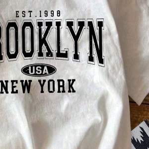 Casual Brooklyn Baskılı Yuvarlak Yaka Kısa Kollu Fitted Kadın Tişörtü, %34 Pamuk