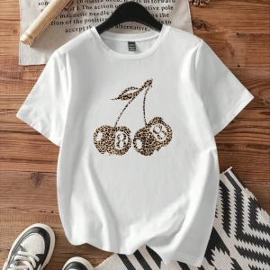 Casual Cheetah Desenli ve Kiraz Grafikli Yuvarlak Yaka Kısa Kollu Dar Kesim Kadın Ti