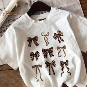 Casual Cheetah Desenli ve Kiraz Grafikli Yuvarlak Yaka Kısa Kollu Dar Kesim Kadın Ti
