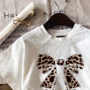 Casual Cheetah Desenli ve Kiraz Grafikli Yuvarlak Yaka Kısa Kollu Dar Kesim Kadın Ti