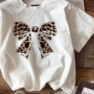 Casual Cheetah Desenli ve Kiraz Grafikli Yuvarlak Yaka Kısa Kollu Dar Kesim Kadın Ti
