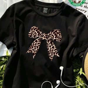 Casual Minimalist Leopar Desenli Fiyonk Dekor Yuvarlak Yaka Kısa Kollu Fitted Kırpıl