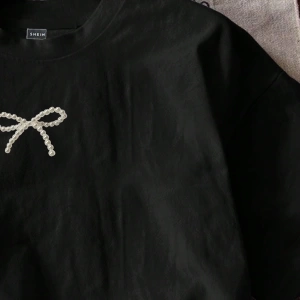 Casual Minimalist Leopar Desenli Fiyonk Dekor Yuvarlak Yaka Kısa Kollu Fitted Kırpıl
