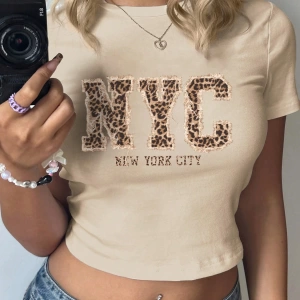 Casual Minimalist NYC Grafik Baskılı Mürettebat Yaka Kısa Kollu Kırpılmış Dar Ke