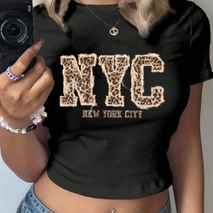 Casual Minimalist NYC Grafik Baskılı Mürettebat Yaka Kısa Kollu Kırpılmış Dar Ke