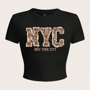 Casual Minimalist NYC Grafik Baskılı Mürettebat Yaka Kısa Kollu Kırpılmış Dar Ke