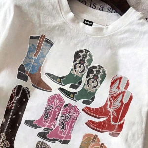 Casual Renkli Botlar Grafik Slim Fit Mürettebat Yaka Kısa Kollu Kadın Tişörtü, Yaz Ret
