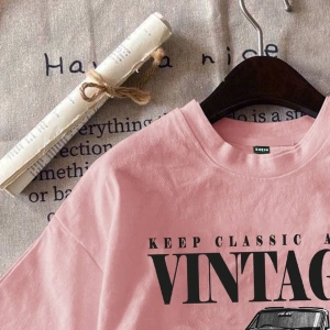 Casual Retro Kırmızı Araba Desenli %50 Pamuk Kadın Tişört