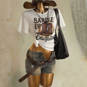 Casual Retro Kırmızı Araba Desenli %50 Pamuk Kadın Tişört