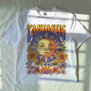 Casual Retro Kırmızı Araba Desenli %50 Pamuk Kadın Tişört