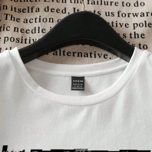 Casual Retro Siyah & Beyaz Portre Grafik Mürettebat Yaka Kısa Kollu Fitted Kadın Tiş