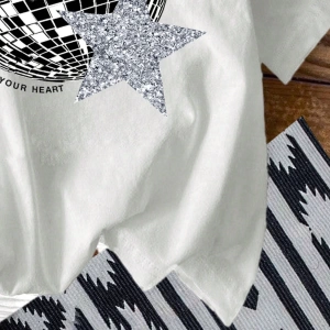 Casual Slogan ve Araba Grafikli Yuvarlak Yaka Kısa Kollu Slim Fit Kadın Tişörtü,