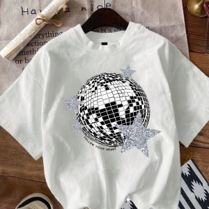 Casual Slogan ve Araba Grafikli Yuvarlak Yaka Kısa Kollu Slim Fit Kadın Tişörtü,