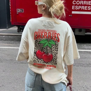 CHERRY Kadın Kiraz ve Leopar Desenli Yuvarlak Yaka Kısa Kollu Tişört, Günlük Giyim İçin Rahat
