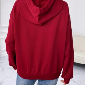 Çiçek ve Slogan Grafikli Düşük Omuzlu İpli Kapüşonlu Üst Bordo