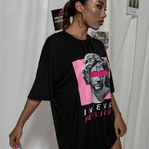 Coolane Harfli ve Grafik Baskılı Düşük Omuzlu Tişört