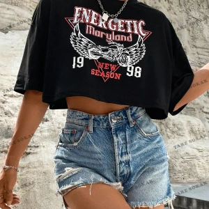 Crop CKOD-232913 Wings & Letter Grafikli Düşük Omuz Kısa