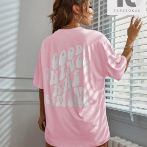 Dalga ve Slogan Grafikli Düşük Omuzlu Tişört