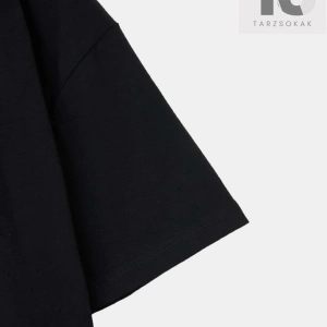 Damla Omuz Harfli Grafik Tişört