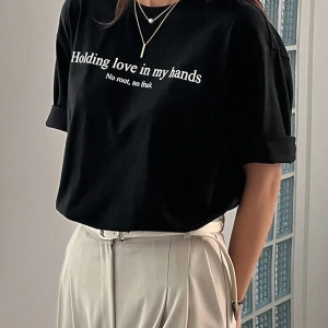 DAZY El ve Harf Grafik Düşük Omuzlu Büyük Boy Tişört Büyük Boy Tişört