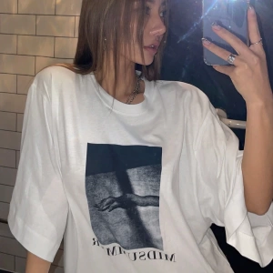 DAZY El ve Harf Grafik Düşük Omuzlu Büyük Boy Tişört Büyük Boy Tişört