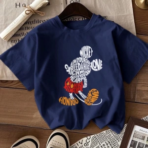 DAZY Figure & Letter Grafik Düşük Omuzlu Tişört 18 MART AKŞAM GÖRÜNÜMÜ 1997 BUGÜN NE OLDUĞUNA