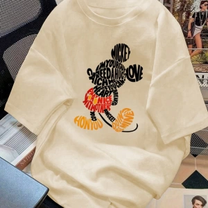 DAZY Figure & Letter Grafik Düşük Omuzlu Tişört 18 MART AKŞAM GÖRÜNÜMÜ 1997 BUGÜN NE OLDUĞUNA