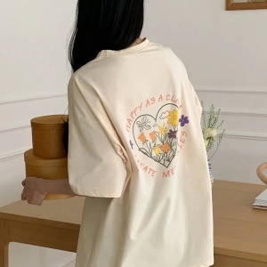 DAZY Floral & Slogan Grafikli Omuzdan Askılı Tişört MUTLU BİR İSTİRİDYE GİBİ ANILAR YARATIN