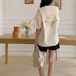 DAZY Floral & Slogan Grafikli Omuzdan Askılı Tişört MUTLU BİR İSTİRİDYE GİBİ ANILAR YARATIN